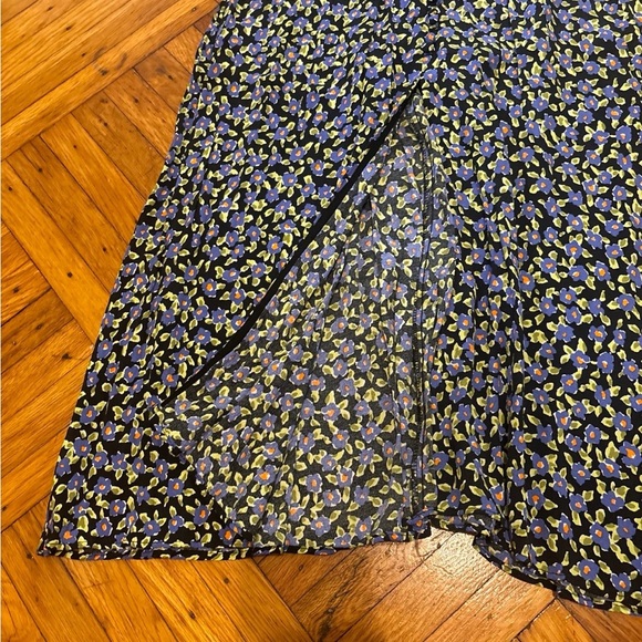 Zara Skirt w/ fabric covered buttons - Picture 2 of 5